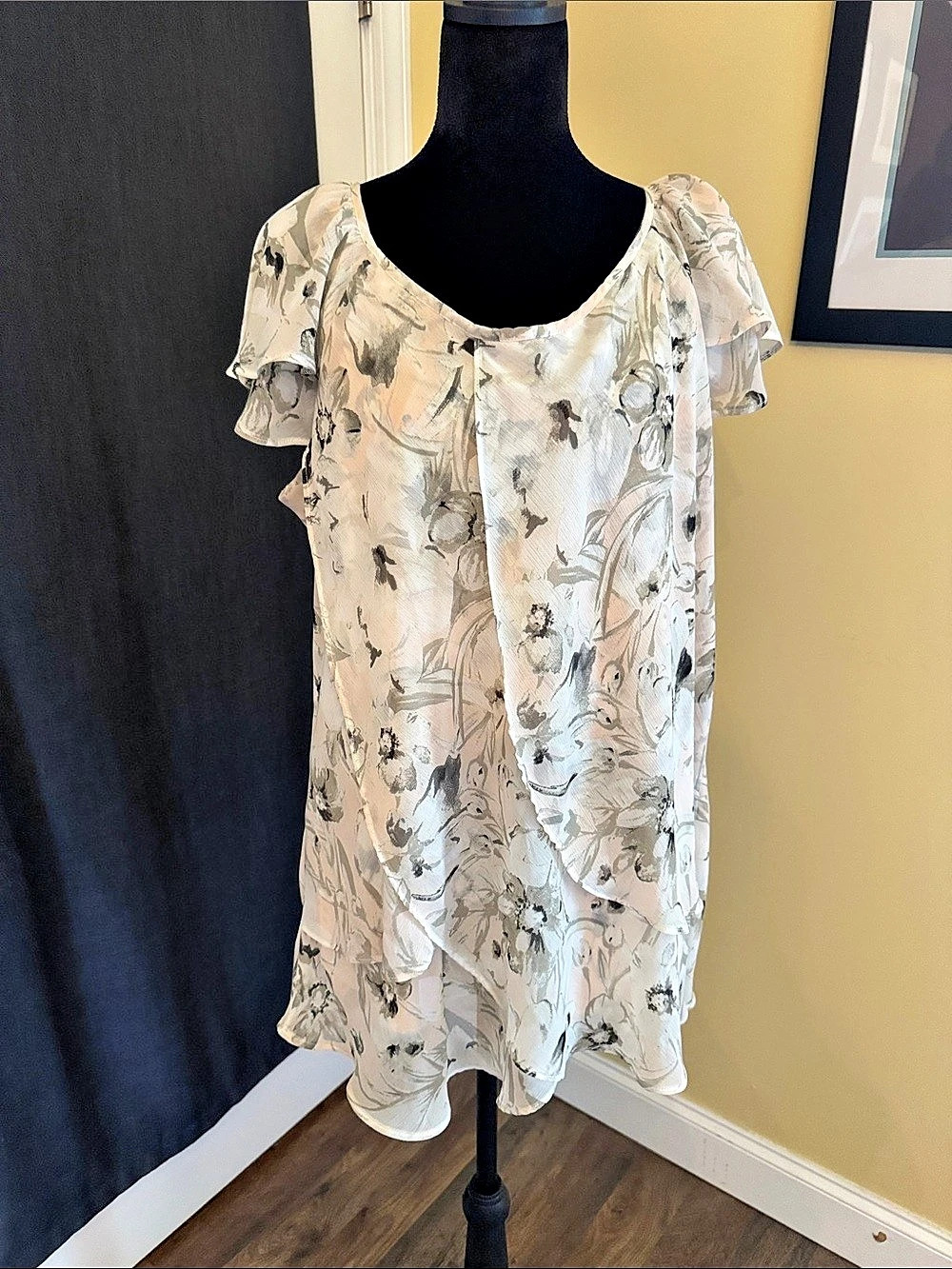 Roz & Ali Floral Flutter Sleeve Blouse White & Pink 1X